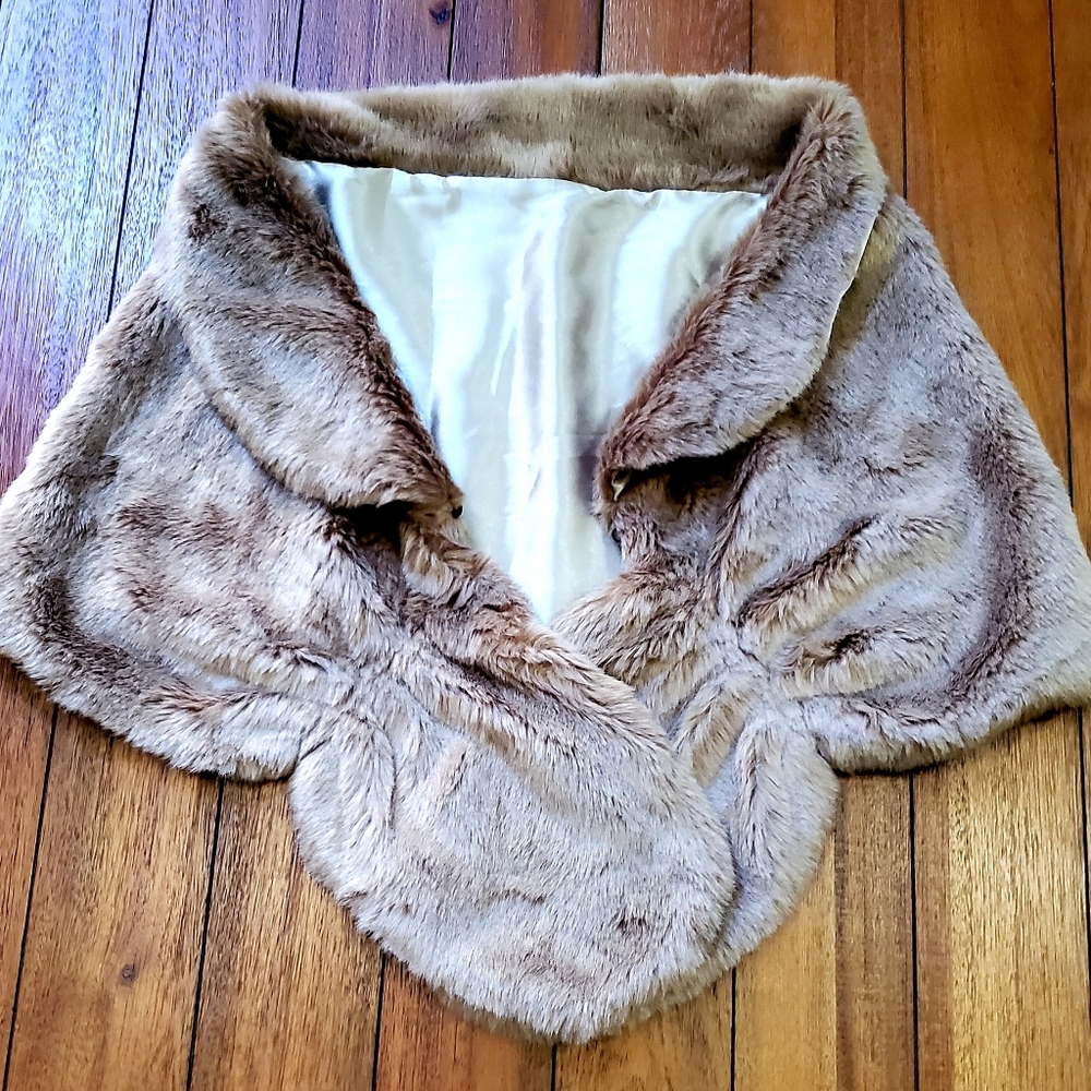 Imitation fur. Keep your shoulders warm with this classy cap!